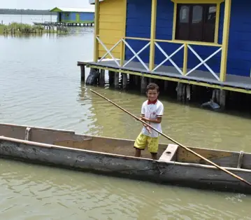 Vida comunitaria en los pueblos palafitos de Colombia