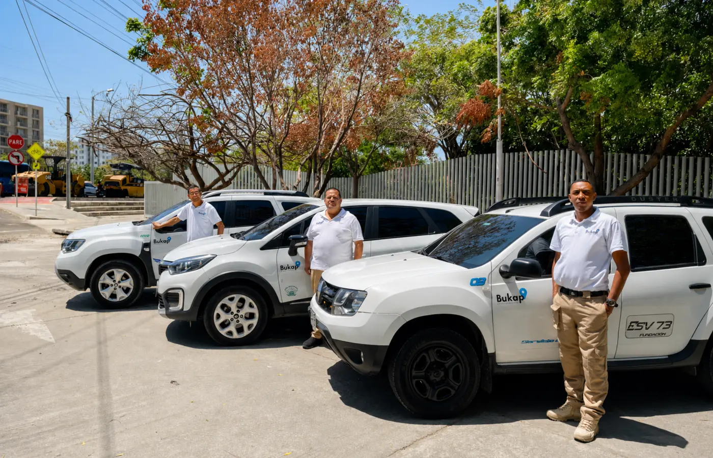 Vehicles and local professionals serving Bukap travelers in Santa Marta