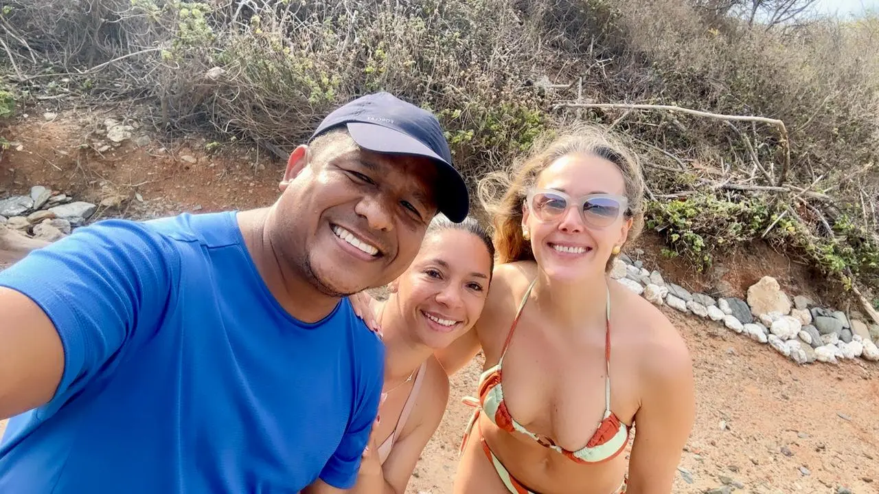 Alexander Núñez with Bukap travelers near Santa Marta